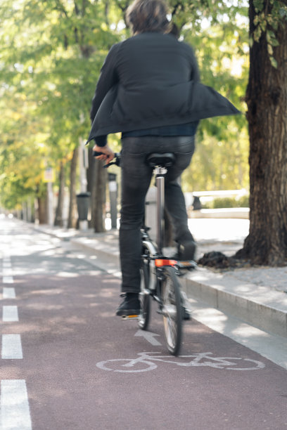 男人在街上骑自行车图片下载
