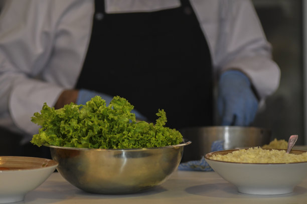 厨师在餐厅厨房准备食物。关闭了。图片下载