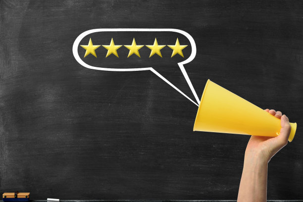 手持扩音器，在黑板上用五星演讲泡泡图片下载