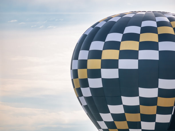 热气球在明亮的蓝天下飞翔图片下载