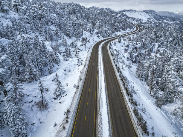 安塔利亚-科尼亚主干道上壮丽的山脉、森林、稀有的雪松树以及入口道路上令人印象深刻的自然景观图片下载