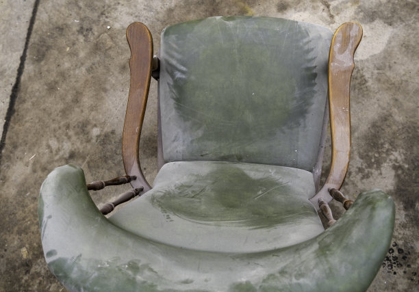 破旧的扶手椅图片下载