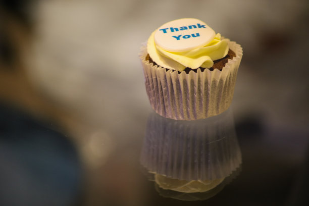 写着“谢谢”的纸杯蛋糕图片下载