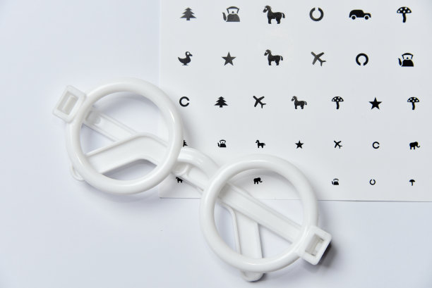 检查视力的圆形眼镜和桌子图片下载