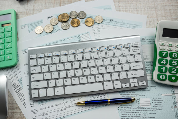 文书工作和最后期限1040税单，键盘作为在线工作图片下载