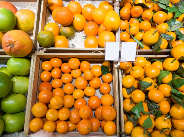 在市场上买水果(柠檬、酸橙、橙子)图片下载