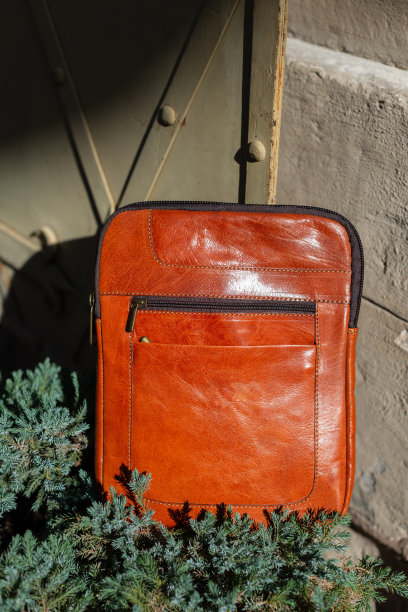 橙色信使皮包的特写照片。图片下载