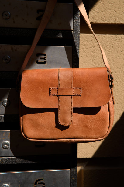 人行横道上黄色小手工皮包的特写照片图片下载