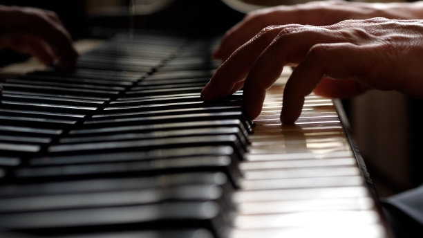 男人弹钢琴，微距图片下载