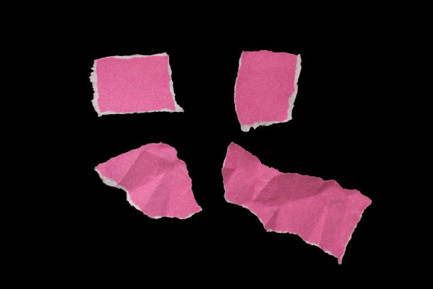 粉红色碎纸片孤立在黑色背景上图片下载