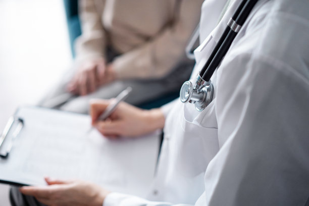 医生女人和小孩在家检查病人，听诊器靠近。儿科医生在写字板上填写医疗表格，近处。医学，保健概念图片下载