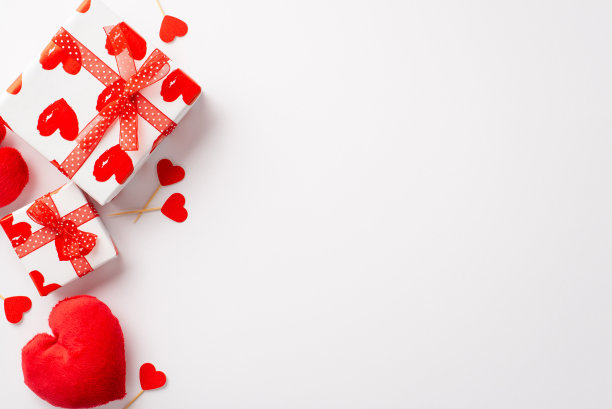情人节装饰概念。顶部视图照片的礼盒与薄纱丝带蝴蝶结和心形毛绒玩具孤立的白色背景与空白图片下载