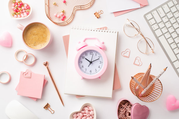 3月8日的概念。顶部视图照片闹钟在日记键盘眼镜铅笔架图钉夹子胶带碟子洒蜡烛和一杯咖啡在孤立的白色背景图片下载