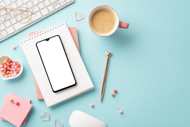 键盘智能手机规划者的顶部视图照片钢笔便利贴纸心形碟图钉眼镜马克杯咖啡和电脑鼠标在孤立的淡蓝色背景与空白图片下载