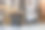 皮革扶手椅和咖啡桌。客厅设计，扶手椅和圆桌。图片下载