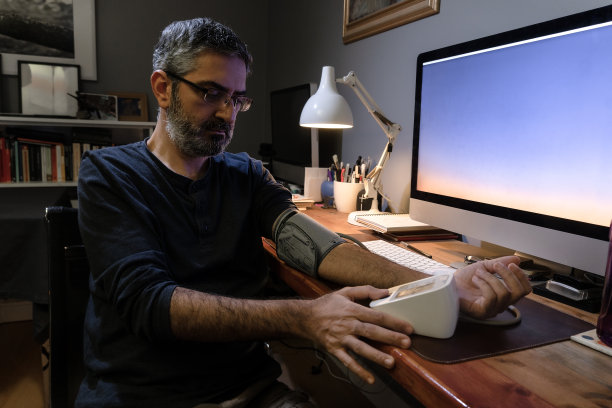 办公椅在桌子前面图片下载