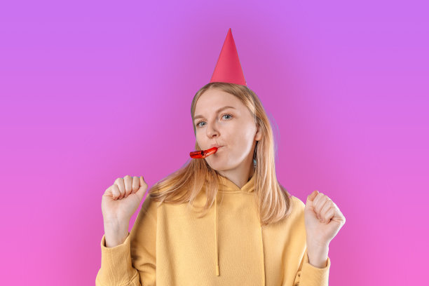 活动周年庆装饰人人理念。近距离照片肖像漂亮可爱迷人可爱开朗快乐的女士滑稽的面部表情手势与手隔离明亮的背景图片下载