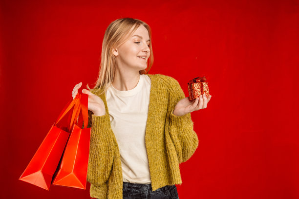 女人在购物。快乐的女人购物袋享受购物。消费主义，购物，生活理念图片下载