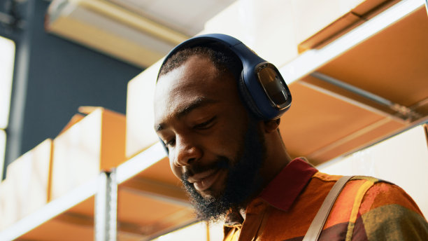 男员工在仓库听音乐工作图片下载