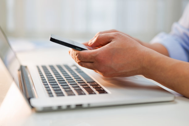 一个商人在办公室使用智能手机的特写镜头图片下载