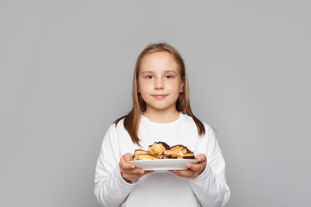 可爱的小女孩与巧克力甜点灰色背景图片下载
