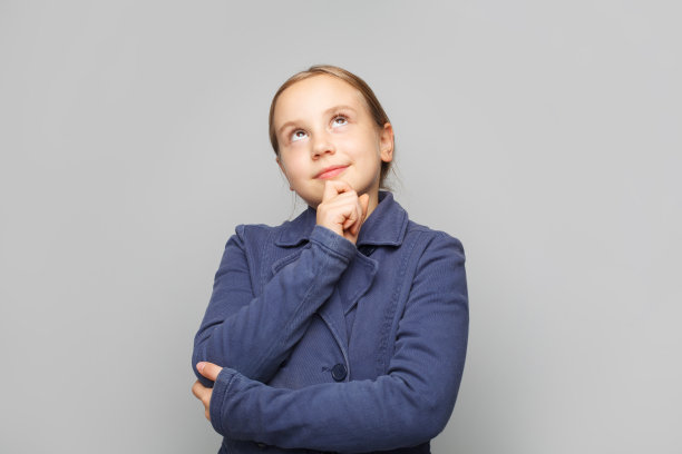 快乐的微笑的小孩女学生思考，梦想和看着白色的工作室墙横幅背景与复制空间图片下载