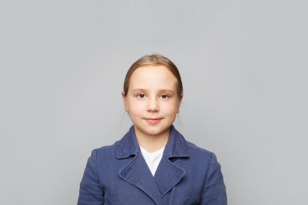 快乐聪明的孩子孩子女孩9岁穿着蓝色的衣服，儿童工作室肖像。童年和学校概念图片下载