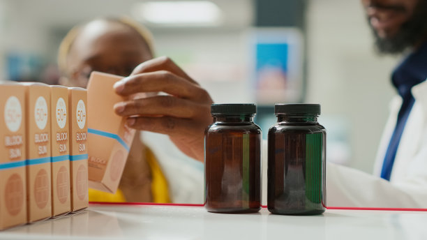 药房顾问展示一包补品图片下载