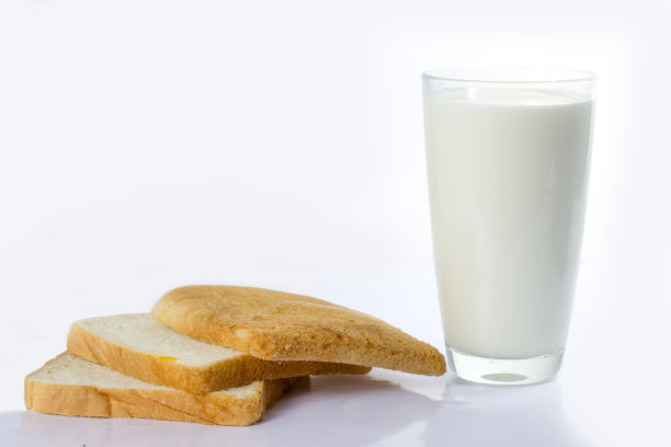 一杯牛奶和白底面包图片下载