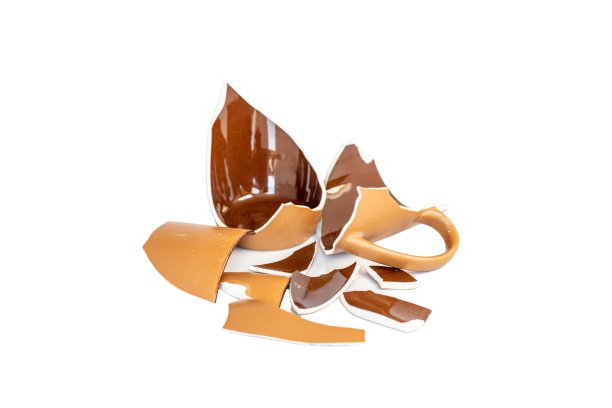 白色背景上咖啡杯的碎片图片下载