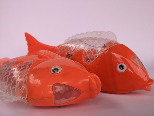 白色背景的玩具鱼图片下载