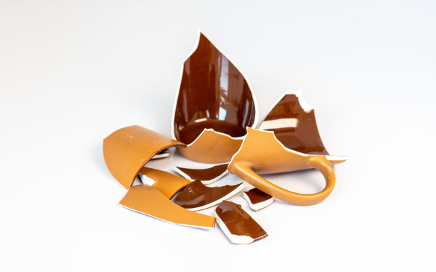 破碎的陶器碎片孤立在白色背景上图片下载