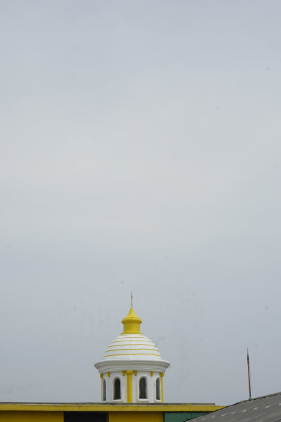 天空背景中一座高楼的圆顶图片下载