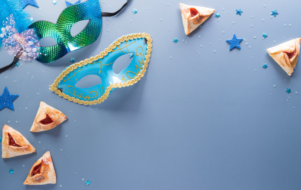 欢乐普林节嘉年华装饰概念由面具和闪闪发光的星星和哈曼塔臣饼干在粉彩背景。(希伯来语普林节快乐，犹太人庆祝的节日)图片下载