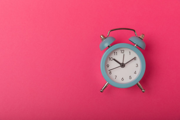 黑色闹钟的纹理背景。时间的概念。图片下载