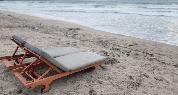 面向大海的躺椅图片下载
