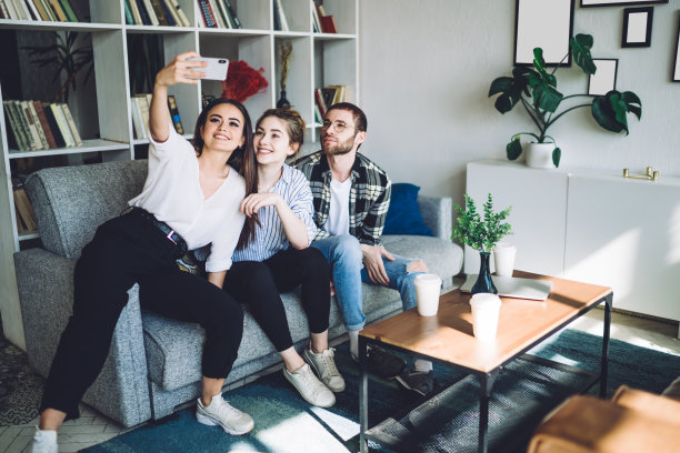 朋友坐在家里的沙发上自拍图片下载