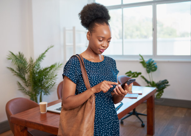 年轻的黑人女商人提前到会议室打手机图片下载