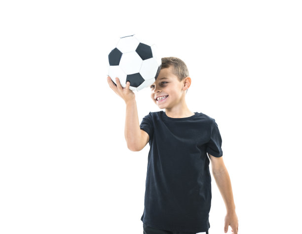 年轻可爱的白人男孩踢足球图片下载