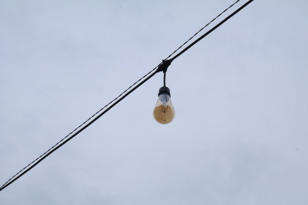 挂在电线上的灯图片下载