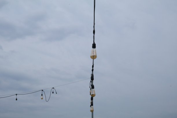 挂在电线上的灯图片下载