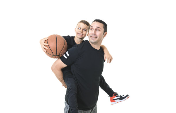 父亲和儿子在白色背景下打篮球图片下载