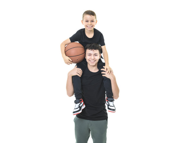 两个男孩在白色背景下打篮球图片下载