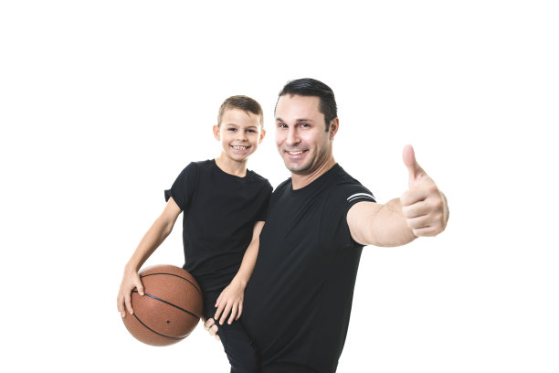 父亲和儿子在白色背景下打篮球图片下载