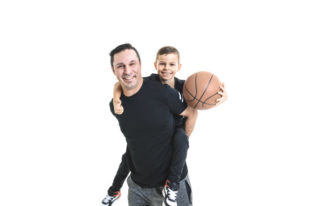 父亲和儿子在白色背景下打篮球图片下载