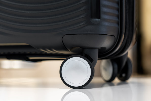 有轮子的黑色塑料旅行随身行李箱特写图片下载