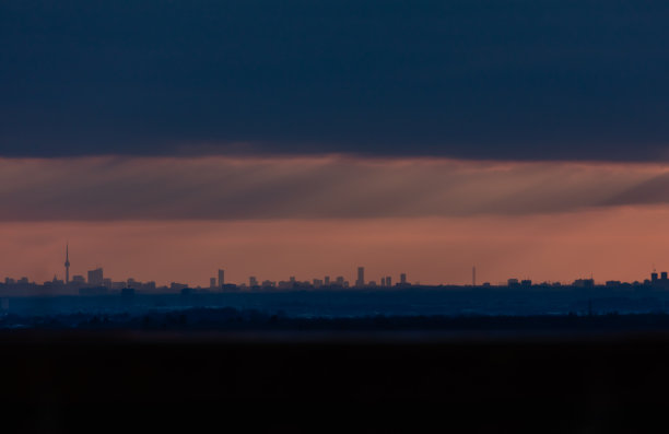 黄昏时分多伦多天际线的远景图片下载