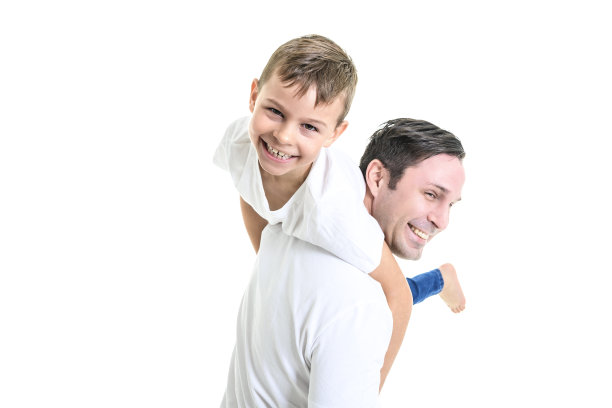 父亲带着可爱的小儿子孤立在白色上图片下载