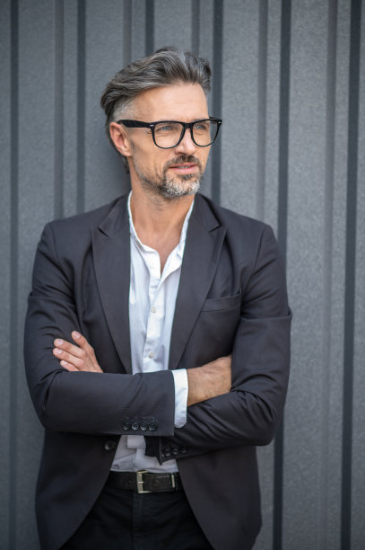 戴眼镜的自信大胡子商人图片下载