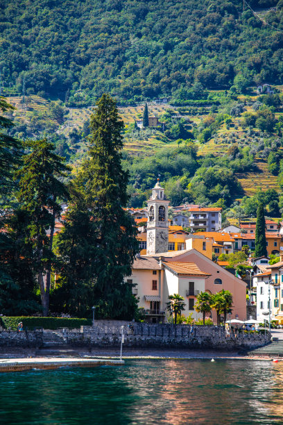 意大利伦巴第的科莫湖中的Tremezzo村图片下载